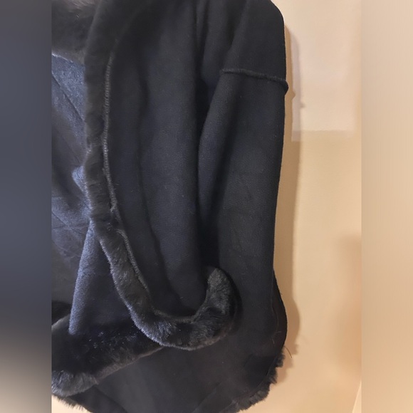JBVG black Cape/poncho with faux fur trim - NWT - Picture 5 of 9
